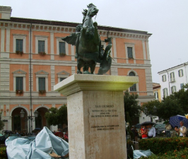 San Giorgio domina piazza Municipio